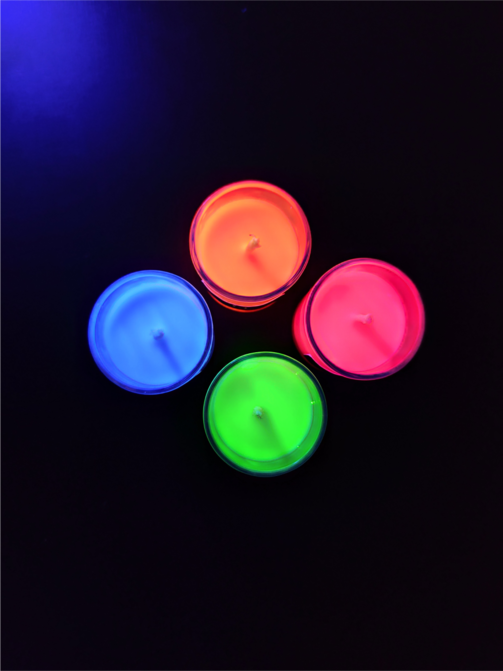 Vela Wax Play - Kit Baunilhinha Neon | 4 un + Luz Negra 220v - Baixa Temperatura - Masmorra Velas
