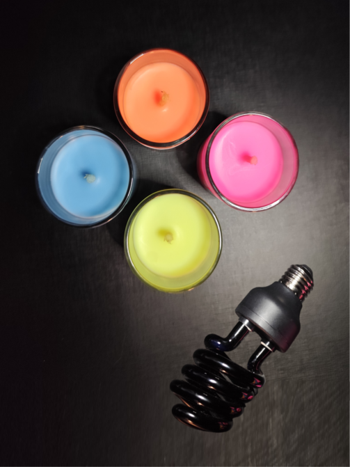 Vela Wax Play - Kit Baunilhinha Neon | 4 un + Luz Negra 220v - Baixa Temperatura - Masmorra Velas